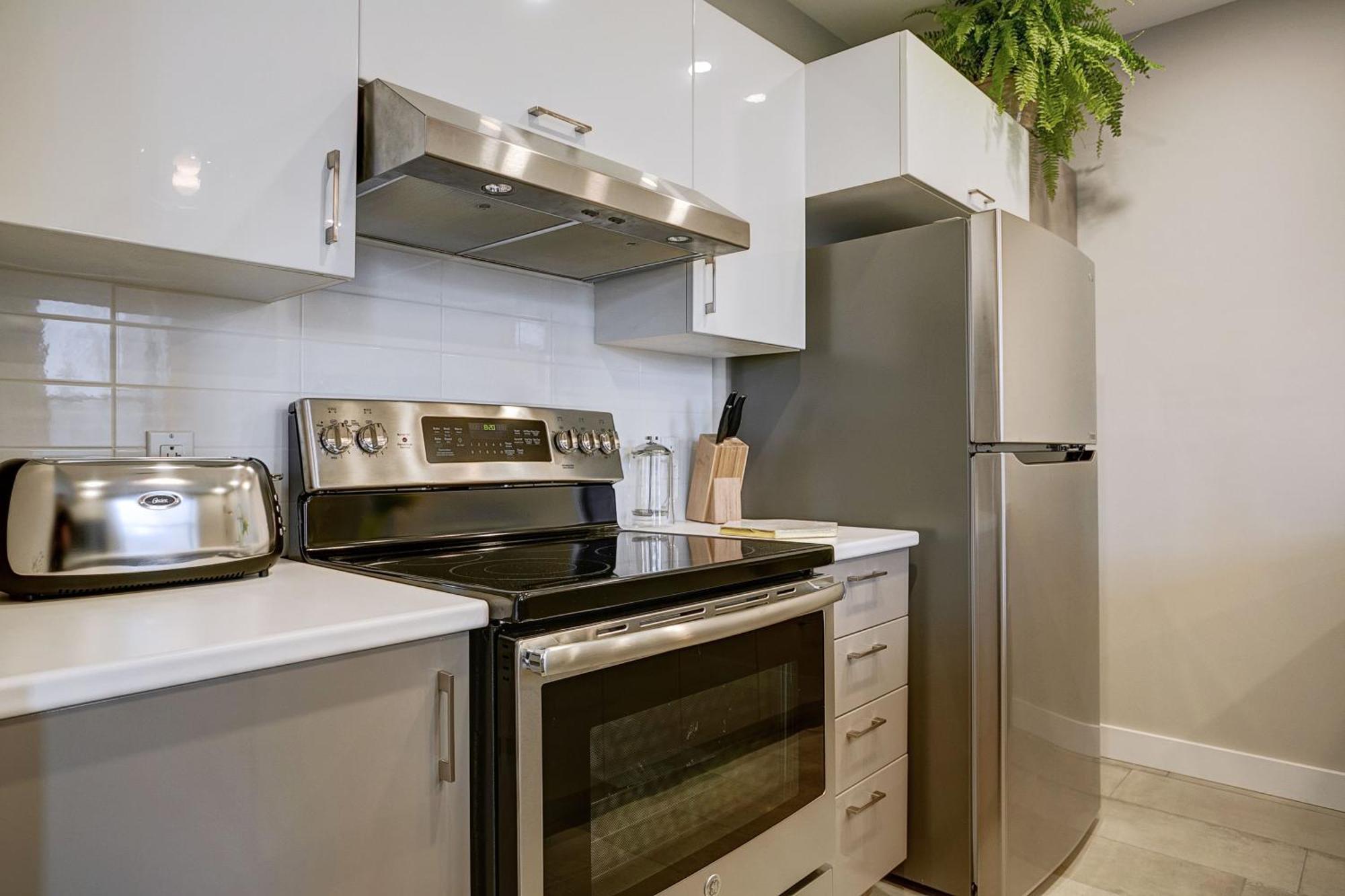 Explore Montreal From Sleek Contemporary Apartment By Den Stays Room photo