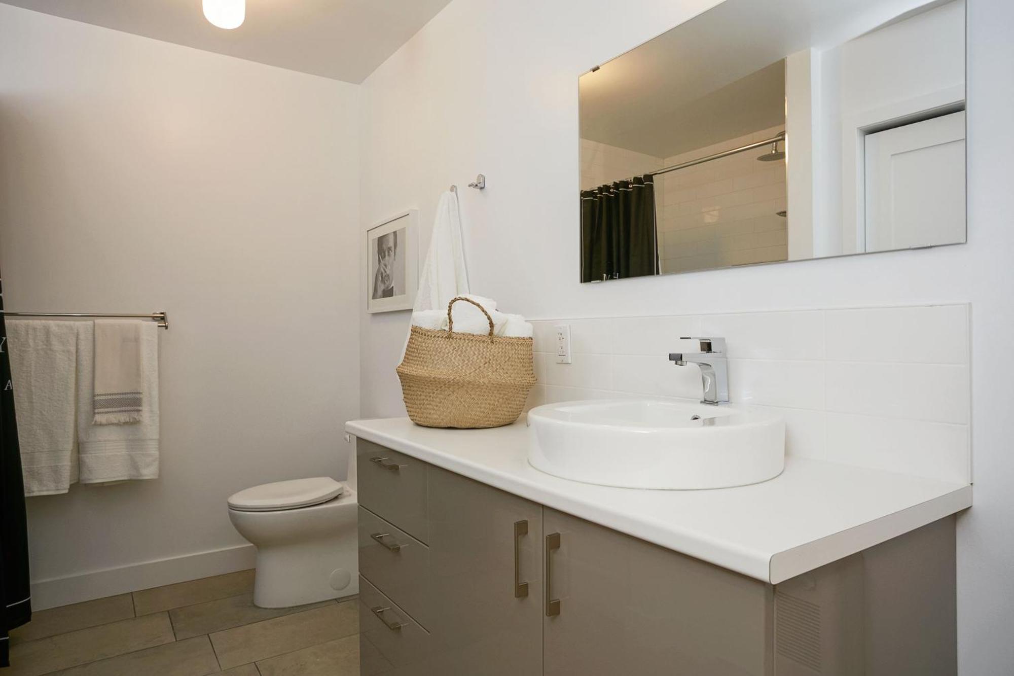 Explore Montreal From Sleek Contemporary Apartment By Den Stays Room photo