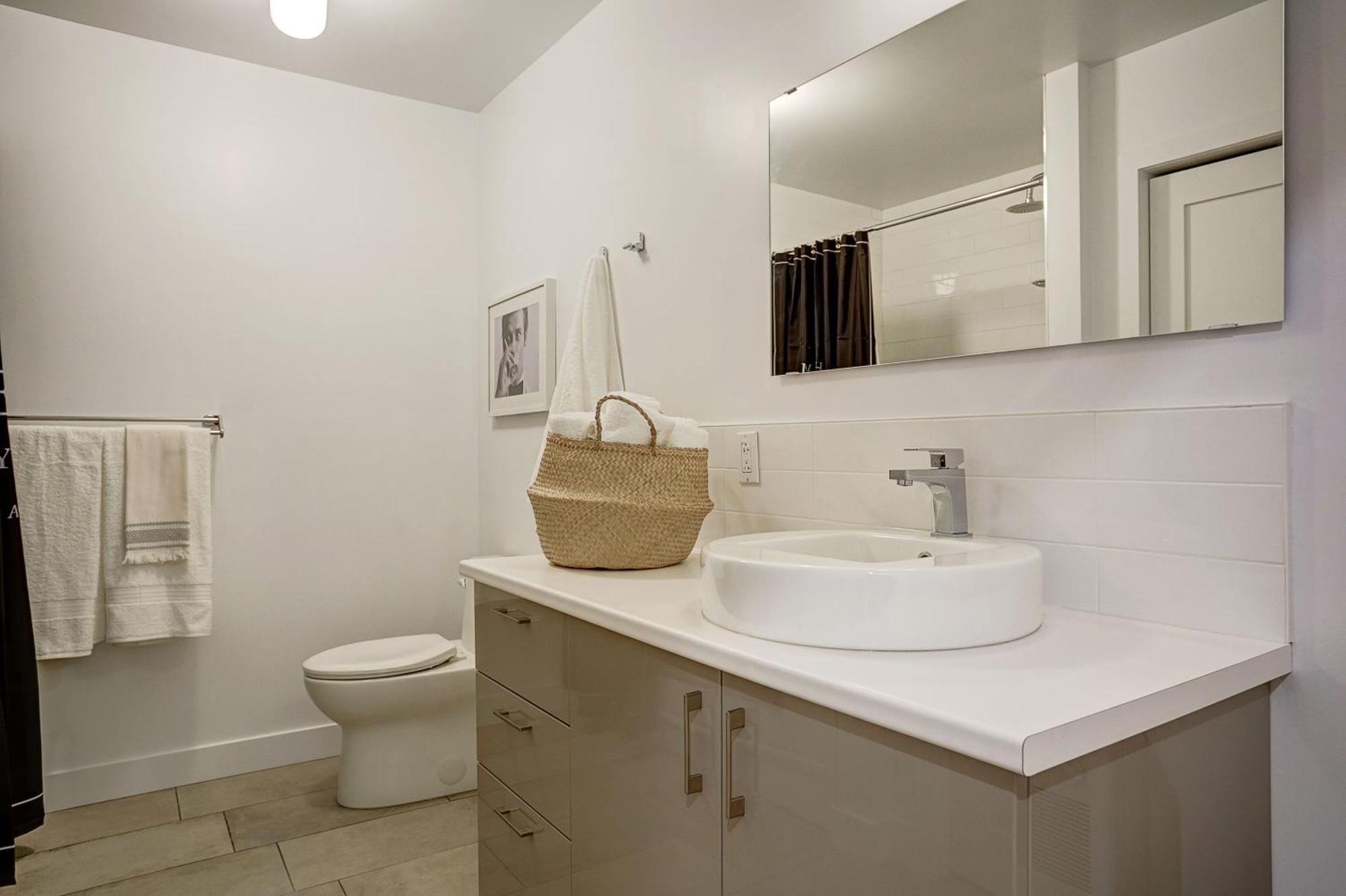 Explore Montreal From Sleek Contemporary Apartment By Den Stays Room photo