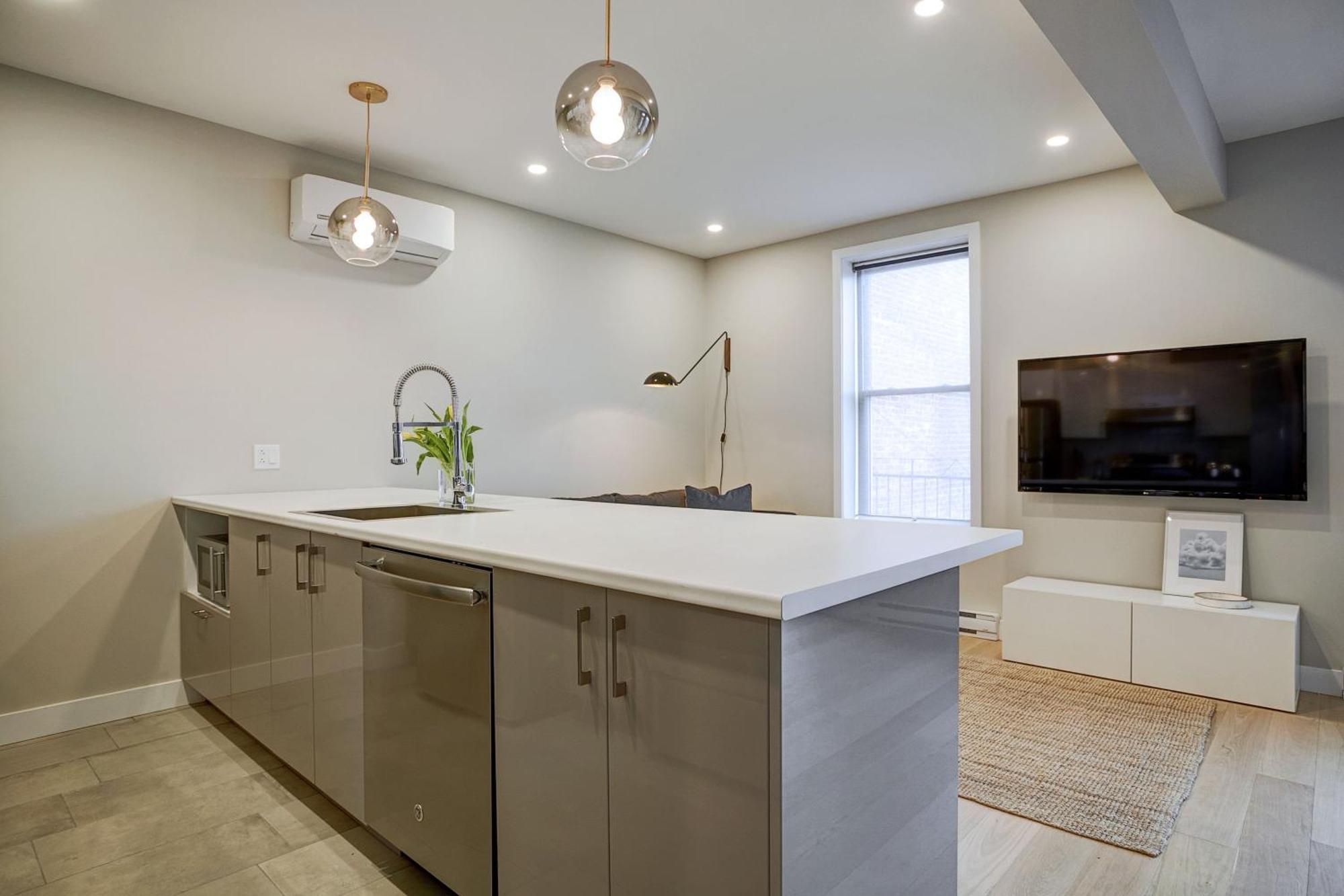 Explore Montreal From Sleek Contemporary Apartment By Den Stays Room photo