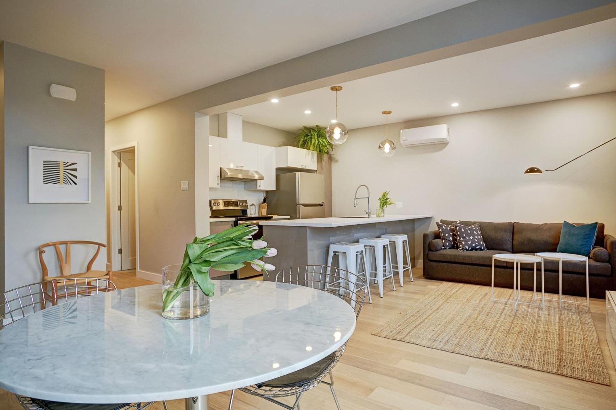 Explore Montreal From Sleek Contemporary Apartment By Den Stays Room photo